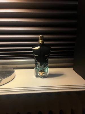  Le Beau Le Parfum EdP - Ca 70 ml kvar av 75! Har varken kvitto eller original boxen. Skynda att fynda 👊🏼Mvh SecondTreasures. 