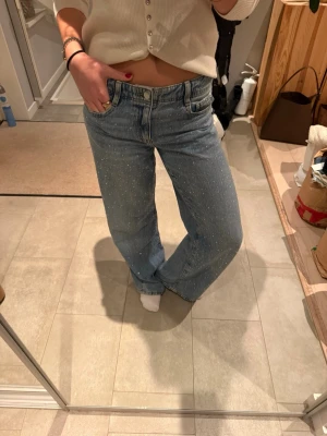 Glitter jeans från Gina - Säljer dessa ljusblå jeans med glitter från Gina i storlek 36. Använda ett par gånger men inte mer än de, skulle därav beskriva MYCKET bra skick, om inte nya utan prislapp 