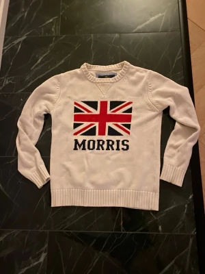 Vit stickad tröja Morris Union Jack - Säljer denna feta Morris tröjan i ett unikt tryck. Den är en limited model och rätt så sällsynt. Priset är inte hugget i sten! Skriv gärna om du har några frågor.