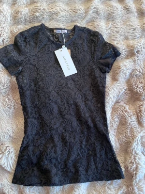 Svart spetsblus från Anna Field - Aldrig använd. Från Anna field och jättefin verkligen. Har bara helt glömt bort den och den är inte min stil längre. Jättefin spetstopp annars.