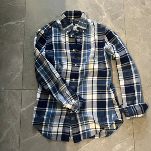 Rutig Ralph lauren skjorta - Säljer den här riktigt snygga rutiga skjortan från Ralph lauren! Den är i bra skick och har inga synliga defekter. Skriv angående frågor/funderingar👌