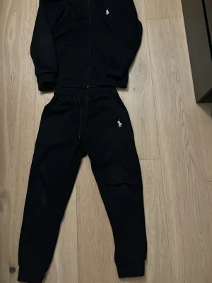 Svart tracksuit - Säljer detta efter jag tyckte märket var för stort och använder det inte längre