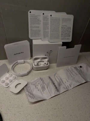 Apple AirPods Pro 2 trådlösa hörlurar~ Usb-c - Dessa har bara använts i en månad. Skick- 9,5/10. Fraktar omedelbart👌🏽