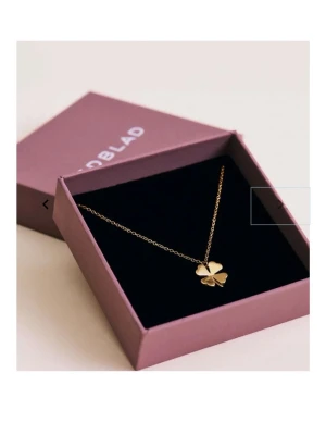 Edblad Guldhalsband med fyrklöver - Edblad halsband med en hängande fyrklöverberlock. Kedjan är tunn men fortfarande hållbar då det knappt är använt. Säljer då jag har för många halsband🥰nypris 360kr😍