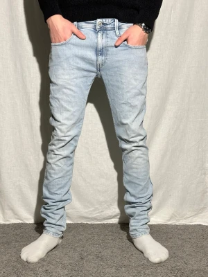 Ljusblå Replay jeans - Säljer ett par ljusblå Replay jeans i storlek W31 L32. Riktigt feta och sitter fint på. Hör av er vid frågor! Mvh