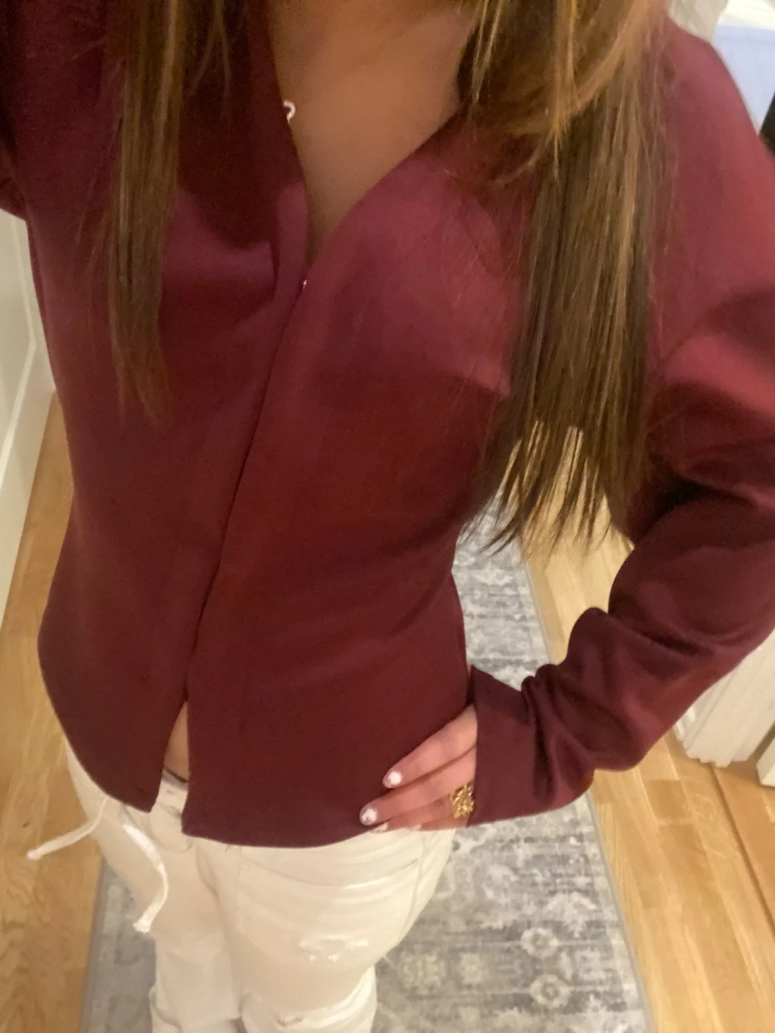 Vinröd blus med v-ringning - 1