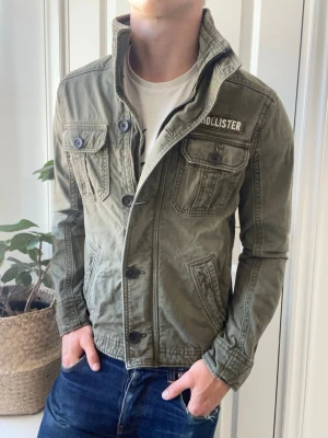 Hollister fieldjacket  - Hollister fieldjacket, lite liten på modellen. Inga defekter! Modellen i bilderna är 180 cm 75 kg och bär Storlek S , Kom med frågor! 🌟 (Kan gå ned i pris vid köp av paket 😉) 