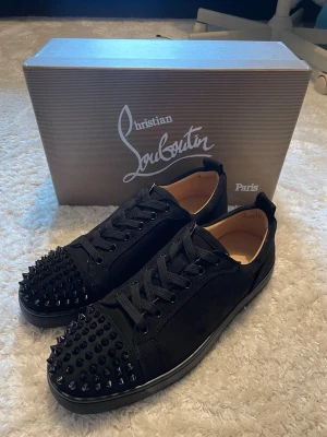 Christian Louboutin skor spikade  - Säljer ett par Christian Louboutin svarta med spikar fräscha oanvända och perfekta för sommaren 