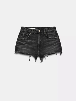 Svarta denimshorts med fransig kant - Snygga svarta denimshorts med fransig kant nedtill. Klassisk femficksmodell med knapp och dragkedja framtill. Perfekta för en cool och avslappnad stil.