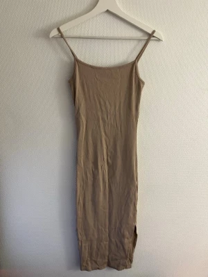 Beige långklänning från Amisu - En jättefin beige klänning från New Yorker storlek xs. 