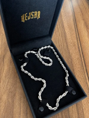 Diamond Cut Cordell Halsband 6mm - 925 silver - 55cm - Hej! Säljer mitt Diamond Cut Cordell-halsband (6 mm) i 925 silver, 55 cm långt. Halsbandet är köpt från Kejsar.se för 3 499 kr och kvitto finns.  Diamond cut-slipningen gör att kedjan reflekterar ljus extra bra och ger ett tydligt, exklusivt blänk.  Det är inköpt för cirka 3 månader sedan och endast provat hemma, aldrig använt utomhus därmed i princip i nyskick.  Säljs nu av mig för 2 249 kr.  Hör gärna av dig vid intresse eller frågor!