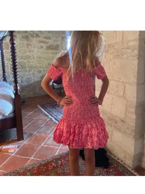 Rosa offshoulder klänning - Supersöt klänning med offshoulder, perfekt till sommaren🌸💕knappt använd 