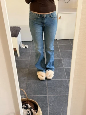 Bootcut jeans i ljusblå denim - Snygga ljusblå bootcut jeans med klassisk femficksdesign och normal midja. 