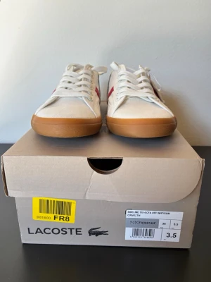 Lacoste Sideline sneakers - Snygga vita Lacoste Sideline sneakers. Perfekta för en clean och sportig look. Helt ny!!  Från rökfritt hem men vi har hundar.