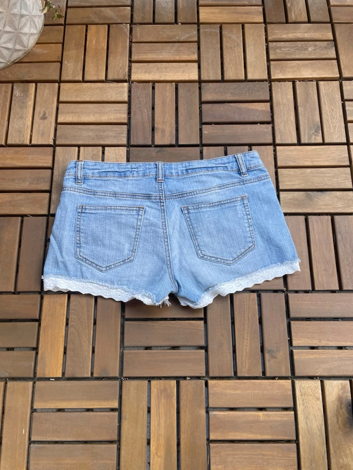 Ljusa jeansshorts med spetskant - 3