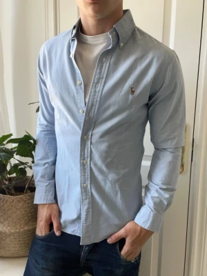 Ralph lauren skjorta  - Ralph lauren skjorta slim fit, Inga defekter! Modellen i bilderna är 180 cm 75 kg och bär Storlek S , Kom med frågor! 🌟 (Kan gå ned i pris vid köp av paket 😉) 