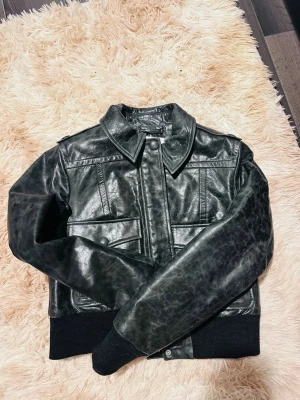 Svart skinnjacka från Stand Studio - Snygg svart skinnjacka från Stand Studio med quiltat innerfoder och klassisk krage. Helt ny med tag på. Perfekt för dig som vill ha en stilren och trendig look.