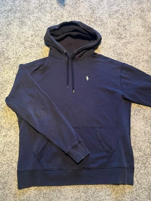 Ralph Lauren hoodie  - Sällsynt Ralph Lauren hoodie i storlek S men som sitter mer som M/L. Hör av dig vid frågor!