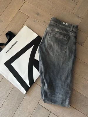 Gråa Dondup - Snygga grå slim fit jeans från Dondup som knappt är änväda då dem var för små, dem är även köpta från NK för ny pris på ungefär 3700kr 