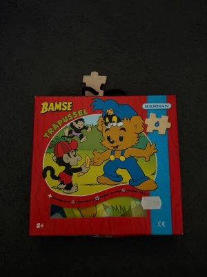 Bamse träpussel från Kärnan - Bamse träpussel med färgglada motiv av Bamse och hans vänner. Pusslet är tillverkat i trä och kommer i en röd och blå förpackning. Passar barn från 2 år och uppåt. Perfekt för dig som gillar klassiska barnfigurer och pyssel.