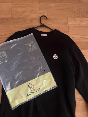 Svart Moncler sweatshirt - Säljer en helt ny Moncler sweatshirt!