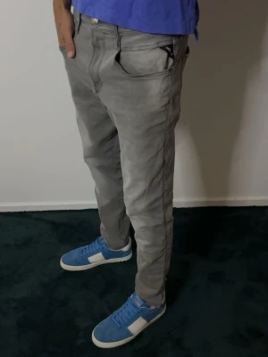 Replay jeans  - Snygga gråa jeans ifrån Replay! Modellen på bilden är 187 cm och väger 70 kg🙌