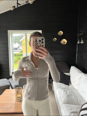 Zip up - Träningskofta zip up. Sitter så så fint kostar 450kr+ frakt 59kr cirka. Jag säljer för 300kr. Från Shein märket Glowmode
