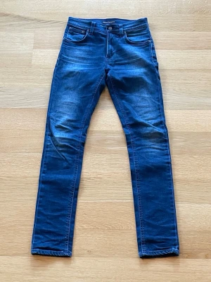 Nudie Jeans - Ett par mörkblå jeans från Nudie. De är för små för mig men modellen heter Lean Dean och sitter ganska slim. Jeansen är i riktigt bra skick och har en väldigt snygg tvätt om jag får säga det själv! Hör av er vid funderingar!🔥