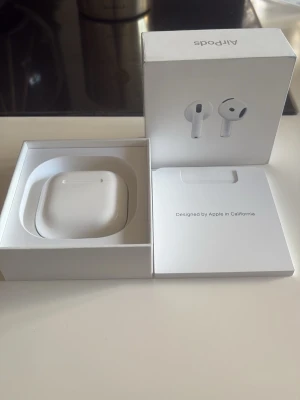 HELT NYA! ÄKTA AirPods 4  - AirPods 4 säljes (utan ANC) Köpta nya på Elgiganten, kvitto finns Endast använda 1 dag Säljes pga passade inte mina öron I nyskick, allt ingår