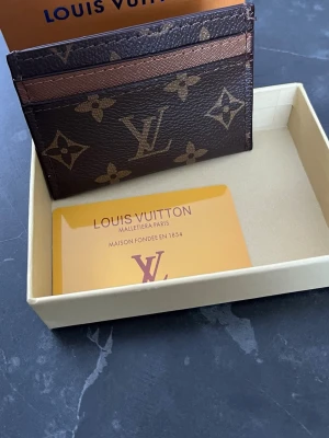 L V korthållare ny  - Helt ny Bra kvalitet det som följer med är korthållare/plånbok låda ett L v kort & dustbag