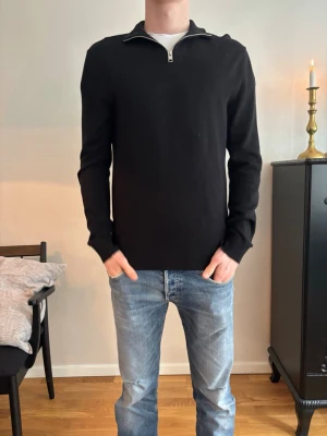 Svart stickad tröja med halvzip från Jack&Jones - Svart stickad tröja med halvzip från Dressmann. Jag säljer den för 299kr! Skriv om du har några funderingar.