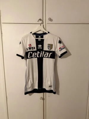 Parma Calcio matchtröja KULUSEVSKI 44 - Parma Calcio med KULUSEVSKI och nummer 44 på ryggen. Ett litet märkte på höger axel men går at få bort av den händiga.