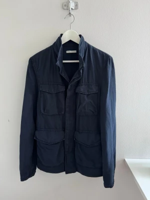 Overshirt Zara - Säljer en mörkblå overshirt från Zara i storlek S. Köpt sommaren 2025 och i nyskick. Nypris 1000 kr, kvitto finns.