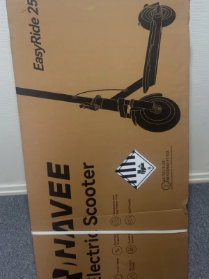 HAVEE EasyRide 25 Elektrisk Scooter - Säljer en HAVEE EasyRide 25 elektrisk scooter i originalkartong. Scootern är svart och har en stilren design med stora hjul och hopfällbar ram. Perfekt för smidig transport i stan eller till skolan. Laddas enkelt och är lätt att ta med sig.