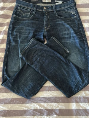 Mörkblå jeans från Replay - Säljer nu de här riktigt schyssta mörkblå replay jeansen som är i så gott som nyskick😎. Modellen är en Anbass slim fit i storlek 34/34 och passsr riktigt bra för dig som är mellan 185-192. Passningsformen är tapered😍 Materialet är jävligt behagligt och lite stretchigt så det kommer vara enkelt för dig att bryta in jeansen! Köpta på MQ för 1499kr! 