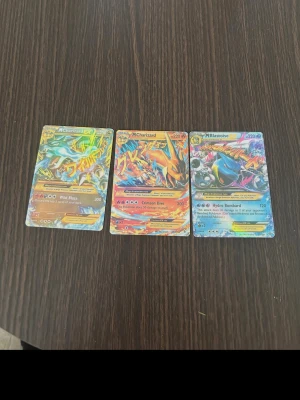 Pokémonkort Charizard & Blastoise - Tre Pokémonkort: två Charizard och en Blastoise. Korten har färgstarka motiv med holografisk effekt och är tryckta på klassiskt glansigt pappmaterial. Perfekt för samlare eller Pokémonfans som vill utöka sin kortsamling.