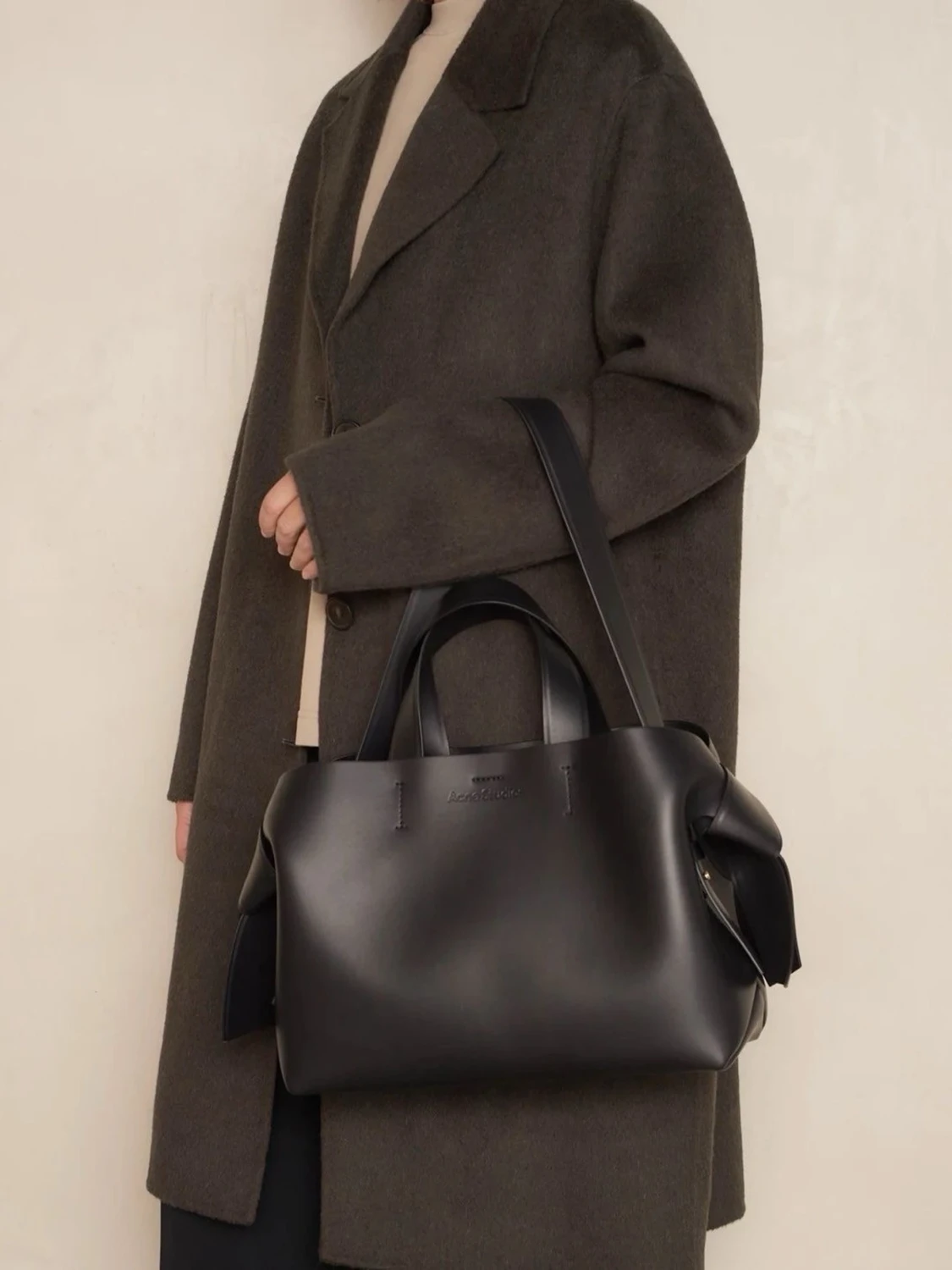 Svart handväska från Acne Studios - 3