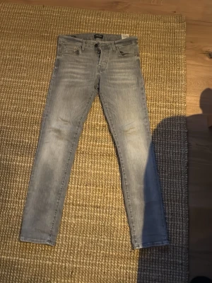 Ljusgrå slim fit jeans Jack & Jones - Snygga ljusgrå slim fit jeans från Jack & Jones. Storlek 31/30