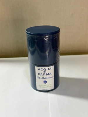 Acqua di Parma Blu Mediterraneo parfym - Acqua di Parma Blu Mediterraneo Bergamotto di Calabria är en fräsch parfym i en stilren, mörkblå cylinderformad flaska. Doften är inspirerad av Medelhavet och har citrusiga toner av bergamott. Flaskan rymmer 75 ml och har en elegant design.