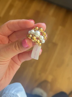 Guldfärgad ring med pärlor - Söt Secret Sizzle ring! 18k guldplättering och i rostfritt stål, 1,73cm💕