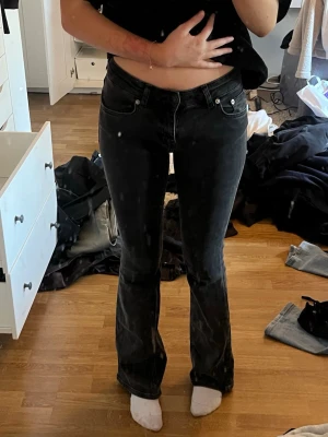Svarta bootcut jeans från Gina Tricot - Säljer ett par svarta bootcut jeans från Gina Tricot. Jeansen har klassisk femficksmodell, normal midja och lätt utsvängda ben. Materialet är stretchigt denim som sitter snyggt och bekvämt. Perfekta till en avslappnad och trendig look.