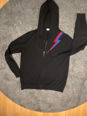Bvaldi Kashmir hoodie - Riktigt snygg o skön kashmir hoodie från Bvaldi. Unik med blixten och passar till allt. Perfekt nu till sommaren.  Skriv vid funderingar!