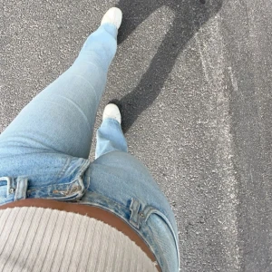 Zara bootcut lowwaist jeans - Jag säljer dessa ljusblåa Zara jeans för att de passar inte mig längre. Jag var dock helt kär i dom när de passa för de sitter fett snyggt, hör av dig vid frågor❤️