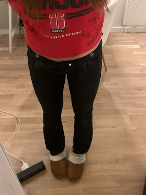 Svarta bootcut jeans - Säljer ett par svarta bootcut jeans från Gina tricot med klassisk femficksdesign och snygga detaljer på bakfickan. Jeansen har normal midja och är tillverkade i ett mjukt denimtyg som sitter skönt. Säljer pga för små/korta. Använt 2 gånger💕