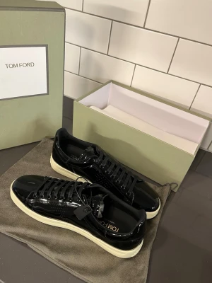 Svarta sneakers från Tom Ford - Helt nya och oanvänd Tomford skor allt som visas i bilden följer med skickas inom 24 timmar