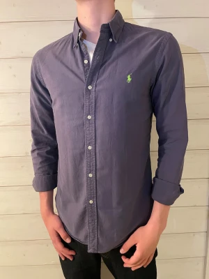  skjorta från Ralph Lauren slim fit - Snygg skjorta från Ralph Lauren, slim fit.    Skjortanr i fint skick i storlek M.                      Skriv om ni undrar något eller har några frågor!