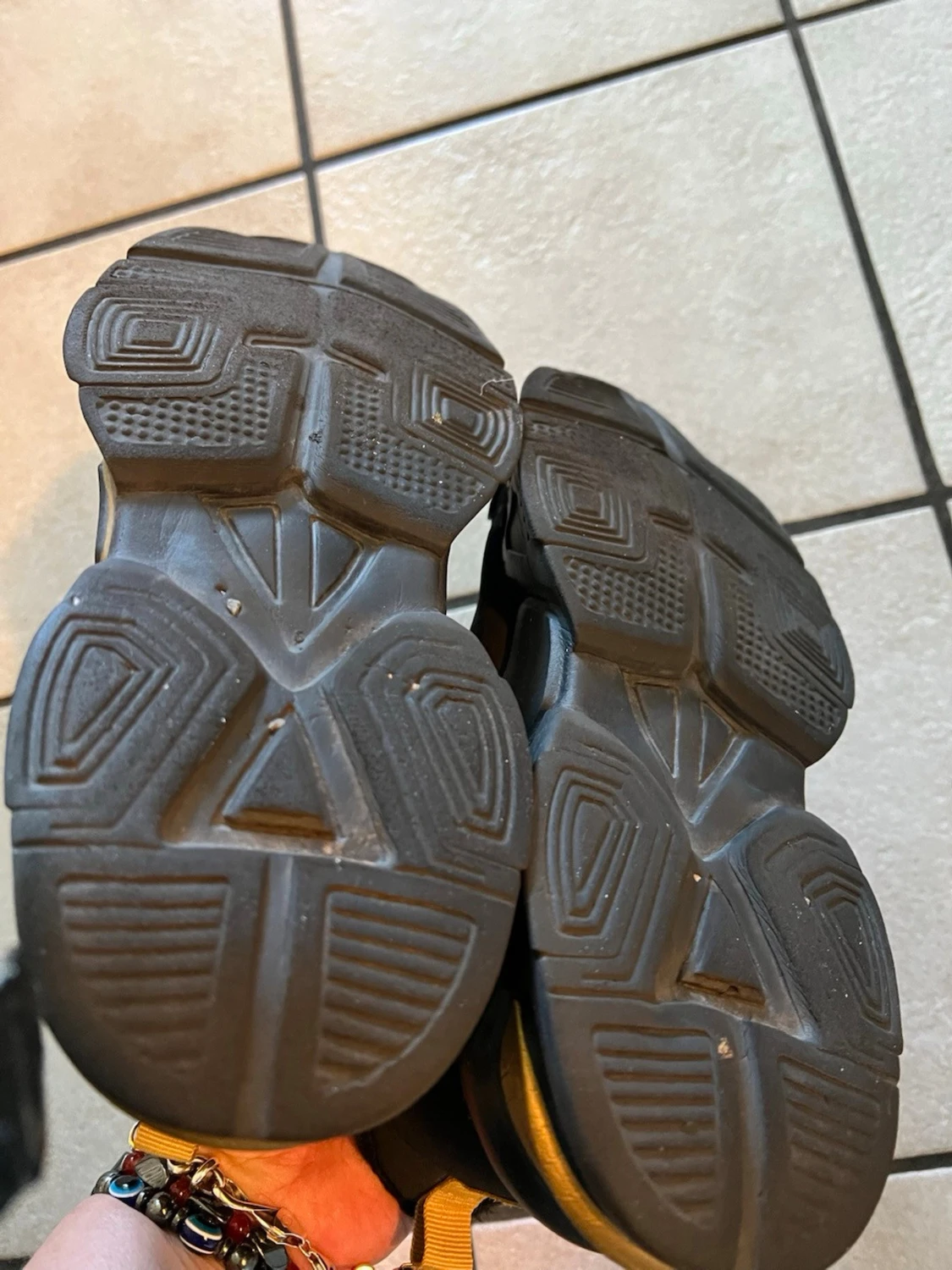 Svarta och guldiga sneakers med basketdetalj - 3