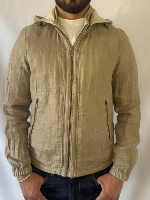 Massimo dutti Linne jacka - Tjena! Säljer nu denna riktigt fräscha linne jacka som är ifrån Massimo Dutti dessutom är den dubbelsidig, 2 jackor i 1 ;) • Skick 9/10 • Storlek M passar M/S • Modellen på bilden är 180cm och väger 80kg • Vårt pris : 1099kr • Hör gärna av er via pm vid frågor eller funderingar;)