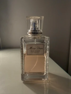 Miss Dior Silky Body Mist - Miss Dior Brume Soyeuse Pour Le Corps är en lyxig body mist. Köpte för 670kr. Flaskan är 100 ml.