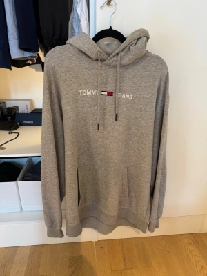 Tommy Hilfiger Hoodie - Snygg hoodie från Tommy hoodie perfekt för sommarn, passar S/M